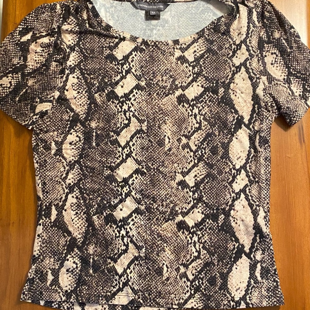 French Connection Snake Print T-shirt Size Medium Casual Women’s Short Sleeve